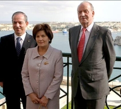 Don Juan Carlos junto al primer ministro maltés y su esposa, en Upper Barrakka Gardens