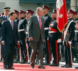 Su Majestad el Rey pasa revista junto al Presidente Abela a las tropas durante la despedida oficial, momentos antes de partir hacia España