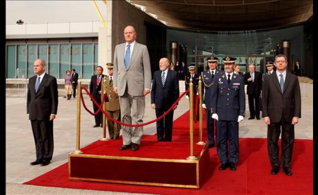 Don Juan Carlos, durante la despedida oficial en el Aeropuerto de Barajas