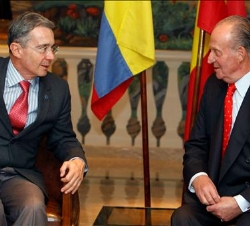 El Rey y el Presidente de la República de Colombia,Álvaro Uribe, en el encuentro que mantuvieron en el Hotel Palacio de Estoril