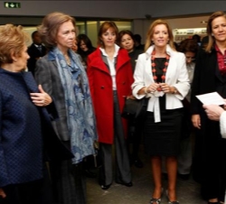 Su Majestad la Reina, acompañada por las Primeras Damas Iberoamericanas, durante la visita al Museo Casa das Historias Paula Rego
