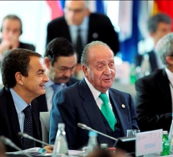 Su Majestad, junto al presidente del Gobierno español, José Luis Rodríguez Zapatero, durante la reunión de la XIX Cumbre Iberoamericana