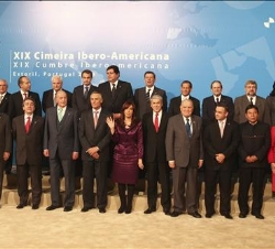 Fotografía oficial de los asistentes a la XIX Cumbre Iberoamericana de Jefes de Estado y de Gobierno