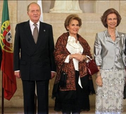 Sus Majestades los Reyes, con el Presidente Cavaco Silva, su esposa, y el primer ministro Sócrates, en la cena ofrecida en el Palacio de Ajuda