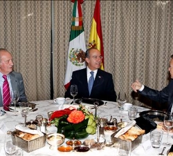 Don Juan Carlos y el presidente del Gobierno con el Presidente de los Estados Unidos Mexicanos, Felipe Calderón, durante el desayuno de trabajo