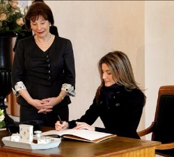 Doña Letizia junto a la esposa del Presidente de la República Federal de Alemania, firma en el Libro de Honor de la Sede del Palacio Presidencial de B