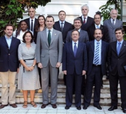 Fotografía de grupo con miembros de la sociedad uruguaya tras el almuerzo en la residencia de la Embajada de España en Uruguay
