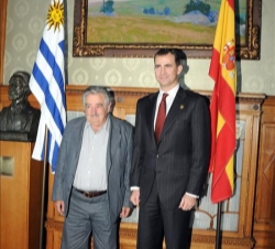 Don Felipe con el Presidente Electo, José Mujica, tras el encuentro mantenido en el Palacio Legislativo