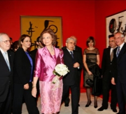 La Reina recorre la exposición El Miró de Mallorca acompañada por el Presidente Christofias y la alcaldesa Mavrou