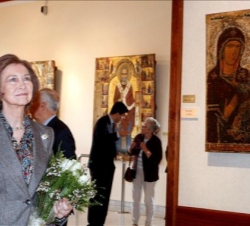 Su Majestad, durante su visita al Museo Bizantino de Nicosia