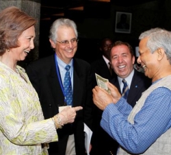 Doña Sofía conversa con Muhammad Yunus, en presencia de Sam Daley-Harris