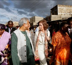 Doña Sofía conversa con Muhammad Yunus, durante la visita a Mathare Valley