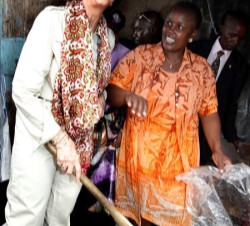 La Reina, en su visita a la ONG Jamii Bora