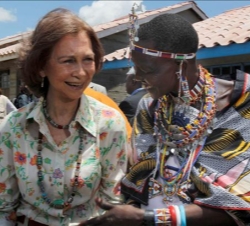 Su Majestad con una mujer masai, en Kaputei Town