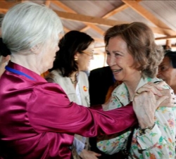 Doña Sofía conversa con la fundadora de la ONG Jamii Bora, Ingrid Munro