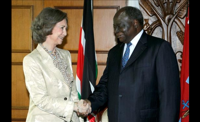 Su Majestad la Reina con el Presidente Kibaki