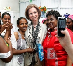 La Reina, con varias mujeres del centro de formación profesional para jóvenes mujeres Good Samaritan Training Centre