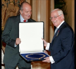 Don Juan Carlos entrega a Víctor García de la Concha el Toisón de Oro