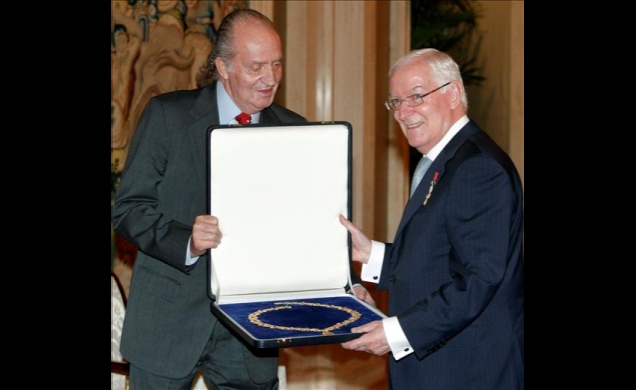 Don Juan Carlos entrega a Víctor García de la Concha el Toisón de Oro