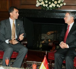 Don Felipe durante la reunión mantenida con el Presidente saliente de Colombia,Álvaro Uribe