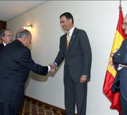 Su Alteza Real el Príncipe saluda a varios residentes españoles en Colombia durante la recepción ofrecida en la Casa de España