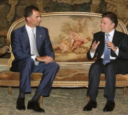El Príncipe conversa con el nuevo Presidente de Colombia, Juan Manuel Santos, en la reunión que mantuvieron