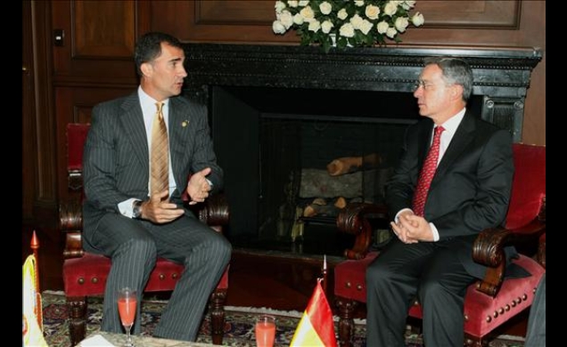 Don Felipe durante la reunión mantenida con el Presidente saliente de Colombia,Álvaro Uribe