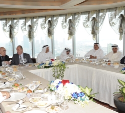 Su Majestad el Rey, durante el almuerzo ofrecido en su honor por el Consejo del Banco Nacional de Kuwait.