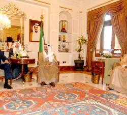 Su Majestad el Rey durante el encuentro con el Emir de Kuwait