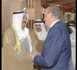 Don Juan Carlos recibe el saludo del Emir de Kuwait
