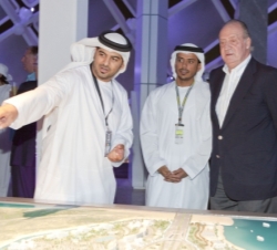Su Majestad el Rey en el Hotel Yas de Abu Dhabi, observa como evoluciona el desarrollo urbanístico en la ciudad