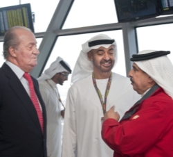 Don Juan Carlos junto al Rey de Bahrein y el Príncipe Heredero de EmiratosÁrabes, en el Circuito de Yas Marina
