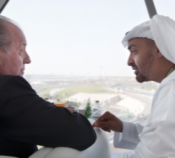 Su Majestad el Rey y el Príncipe Heredero de EmiratosÁrabes, conversan en el Ciruito de Yas Marina