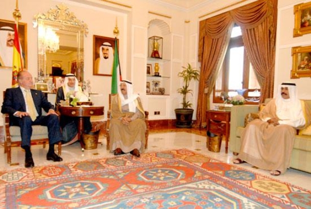 Su Majestad el Rey durante el encuentro con el Emir de Kuwait