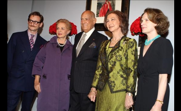 Su Majestad la Reina, durante la visita a la exposición sobre Balenciaga, junto al comisario de la muestra y editor de la revista Vogue, Hamish Bowles
