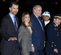Don Felipe y Doña Letizia, a su llegada a Lima, acompañados por el ministro de Relaciones Exteriores peruano, José Antonio García Belaúnde