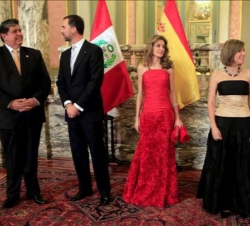 Sus Altezas Reales con el Presidente Alan García y su esposa, antes de la cena oficial