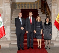 Sus Altezas Reales, con el ministro de Relaciones Exteriores peruano y su esposa