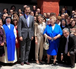 Fotografía de grupo de Sus Altezas Reales con españoles residentes en Arequipa,  en el Monasterio de Santa Catalina