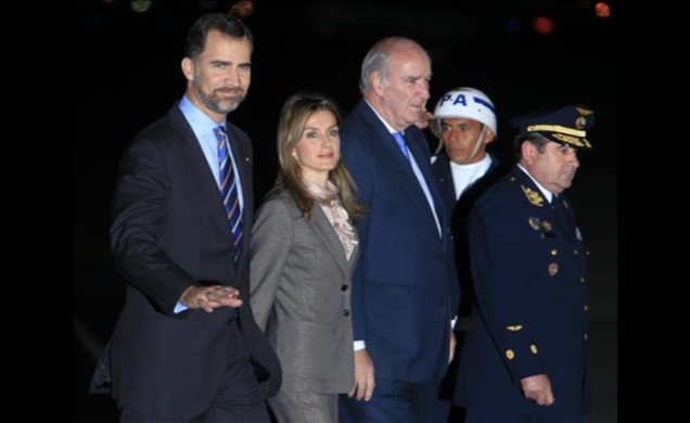 Don Felipe y Doña Letizia, a su llegada a Lima, acompañados por el ministro de Relaciones Exteriores peruano, José Antonio García Belaúnde