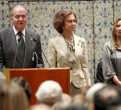 Sus Majestades los Reyes junto a la ministra de Asuntos Exteriores y de Cooperación, Trinidad Jiménez, durante las palabras que Don Juan Carlos dirigi