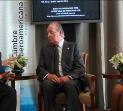 Don Juan Carlos, con el Secretario General Iberoamericano, Enrique Iglesias, y la ministra de Asuntos Exteriores y de Cooperación