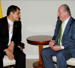 Don Juan Carlos conversa con el Presidente de la República de Ecuador, Rafael Correa