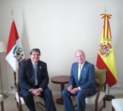 Don Juan Carlos con el Presidente de la República del Perú
