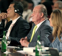 Don Juan Carlos, junto al Presidente de la República de Ecuador, Rafael Correa, y la ministra de Asuntos Exteriores y de Cooperación, Trinidad Jiménez