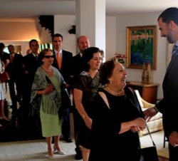 El Príncipe saluda a los miembros de la colonia española en Brasilia