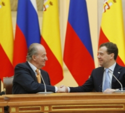 Saludo entre Don Juan Carlos y el Presidente Medvédev, en el encuentro empresarial hispano-ruso