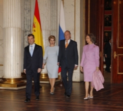 Los Reyes y el Presidente Medvédev y su esposa, durante la inauguración de la exposición del Museo del Prado en el Museo del Hermitage
