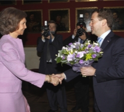 El Presidente Medvédev obsequia a Doña Sofía con un ramo de flores