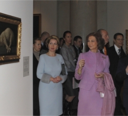 Sus Majestades y el Presidente ruso y su esposa, durante su recorrido por la exposición